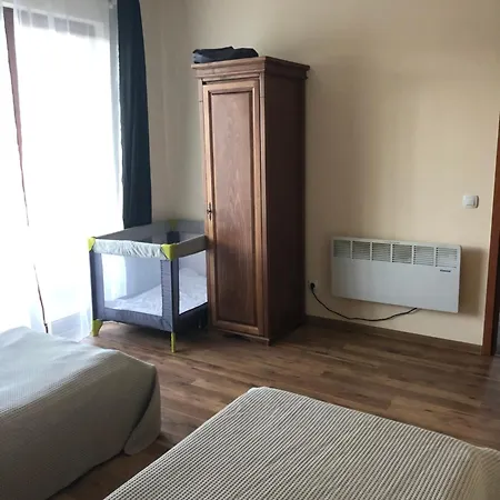 Spacious 2 Bed Close To Gondola דירה