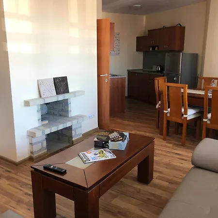 Spacious 2 Bed Close To Gondola Apartment *
